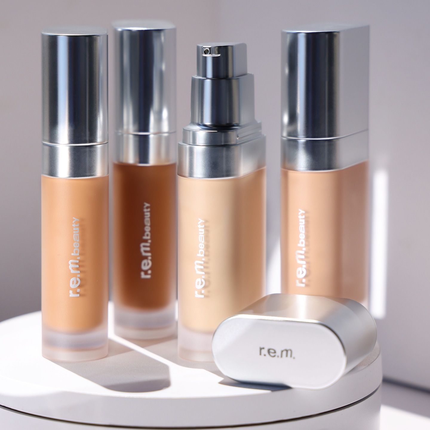 R.E.M. BEAUTY - SWEETENER FOUNDATION