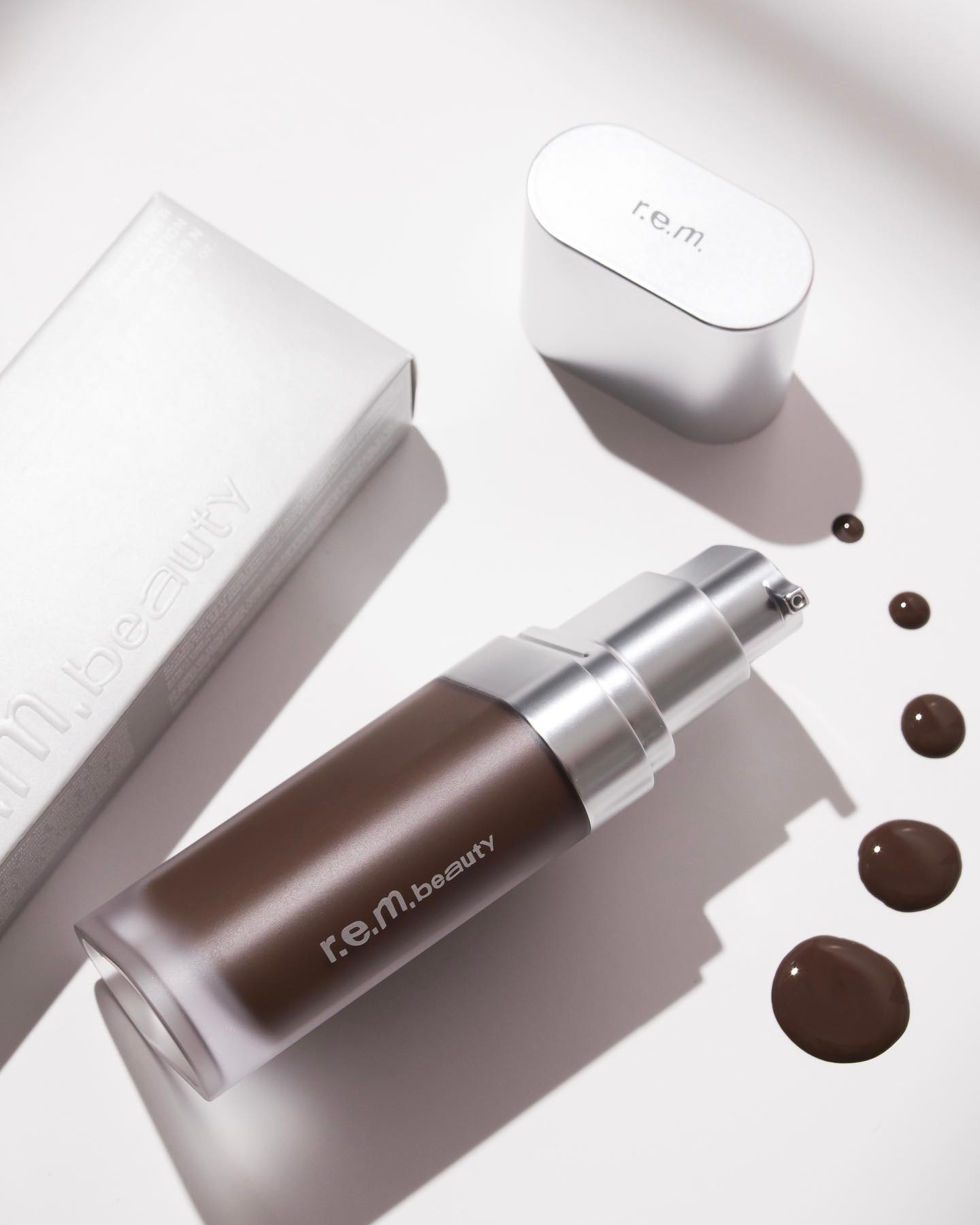 R.E.M. BEAUTY - SWEETENER FOUNDATION