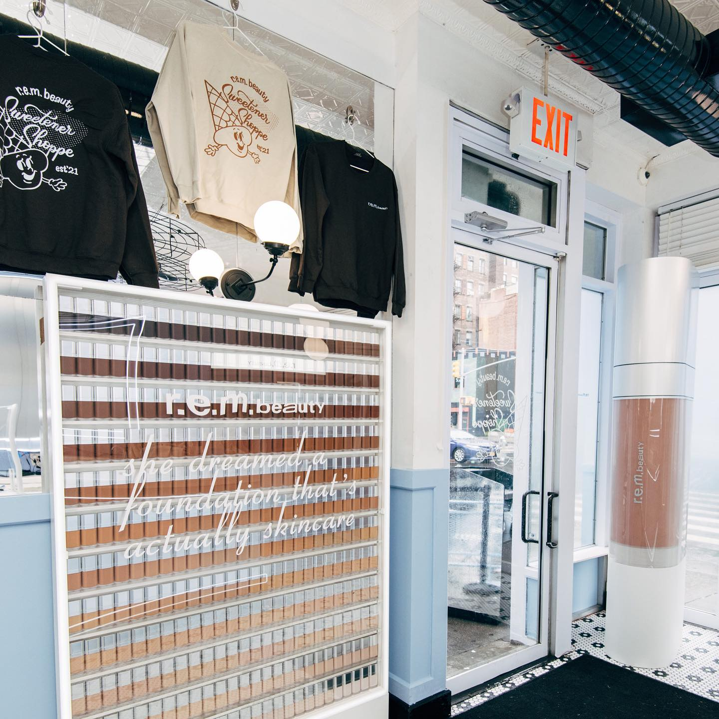 R.E.M. BEAUTY - SWEETENER FOUNDATION