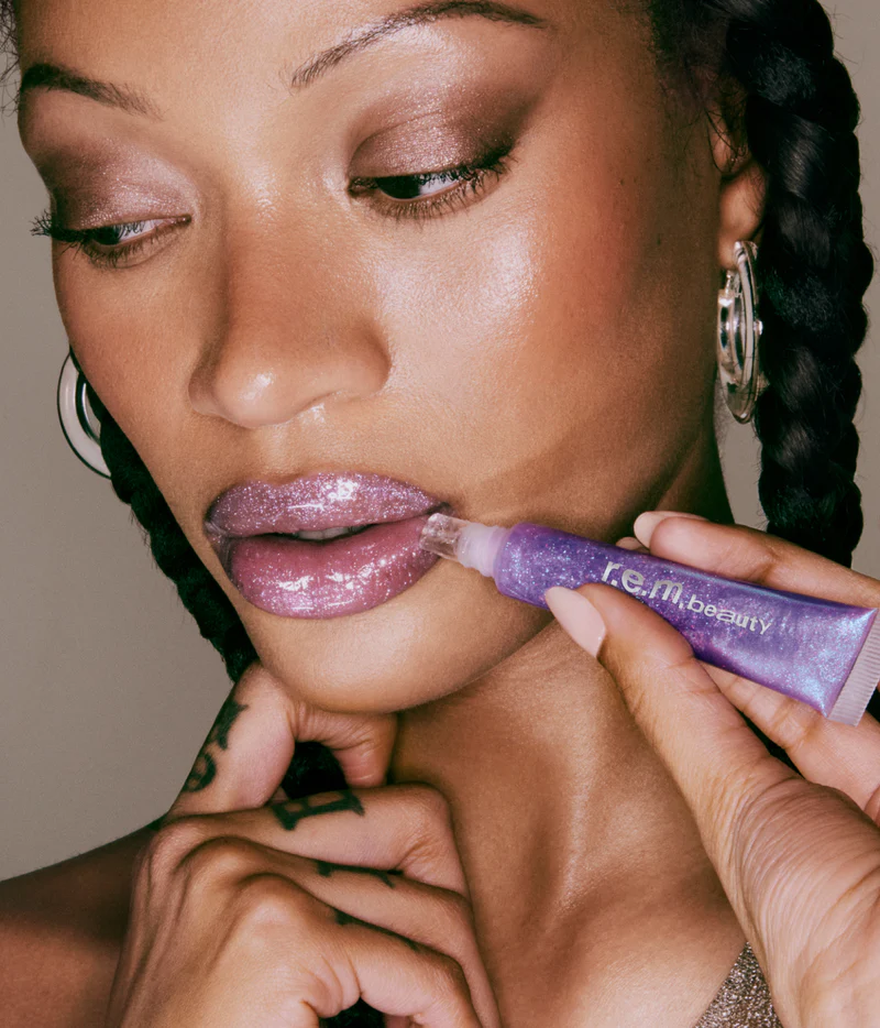 R.E.M. BEAUTY - ON YOUR COLLAR PLUMPING LIP GLOSS