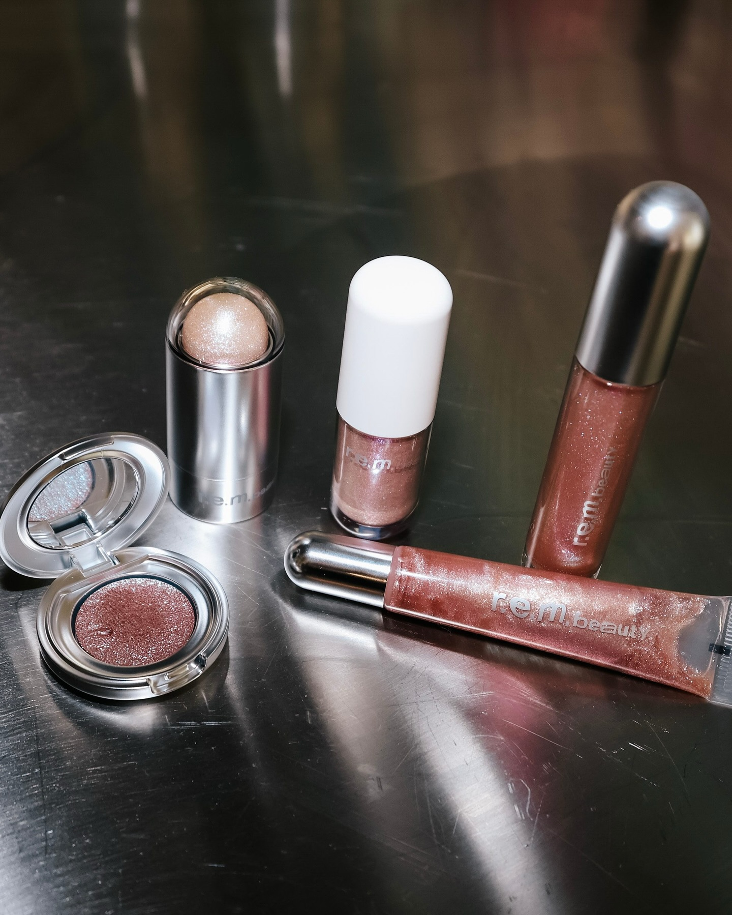 R.E.M. BEAUTY - ON YOUR COLLAR PLUMPING LIP GLOSS