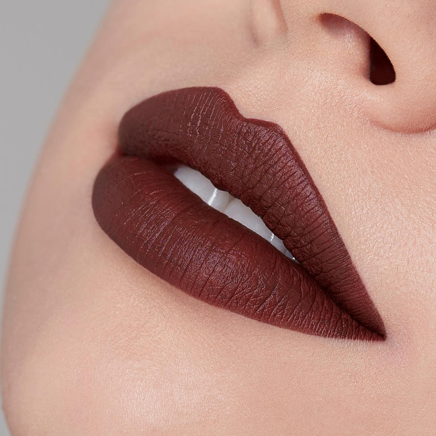 R.E.M. BEAUTY - ON YOUR COLLAR LIQUID LIPSTICK