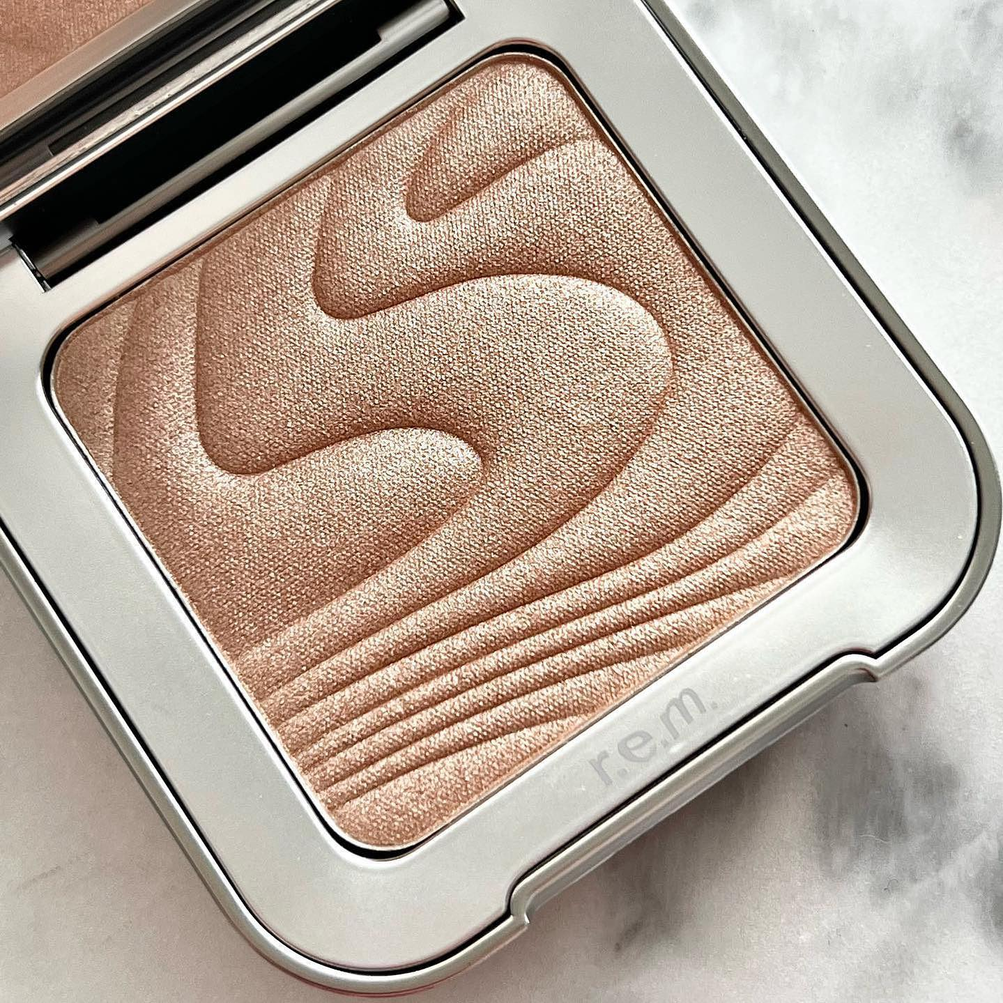 R.E.M. BEAUTY - INTERSTELLAR HIGHLIGHTER TOPPER