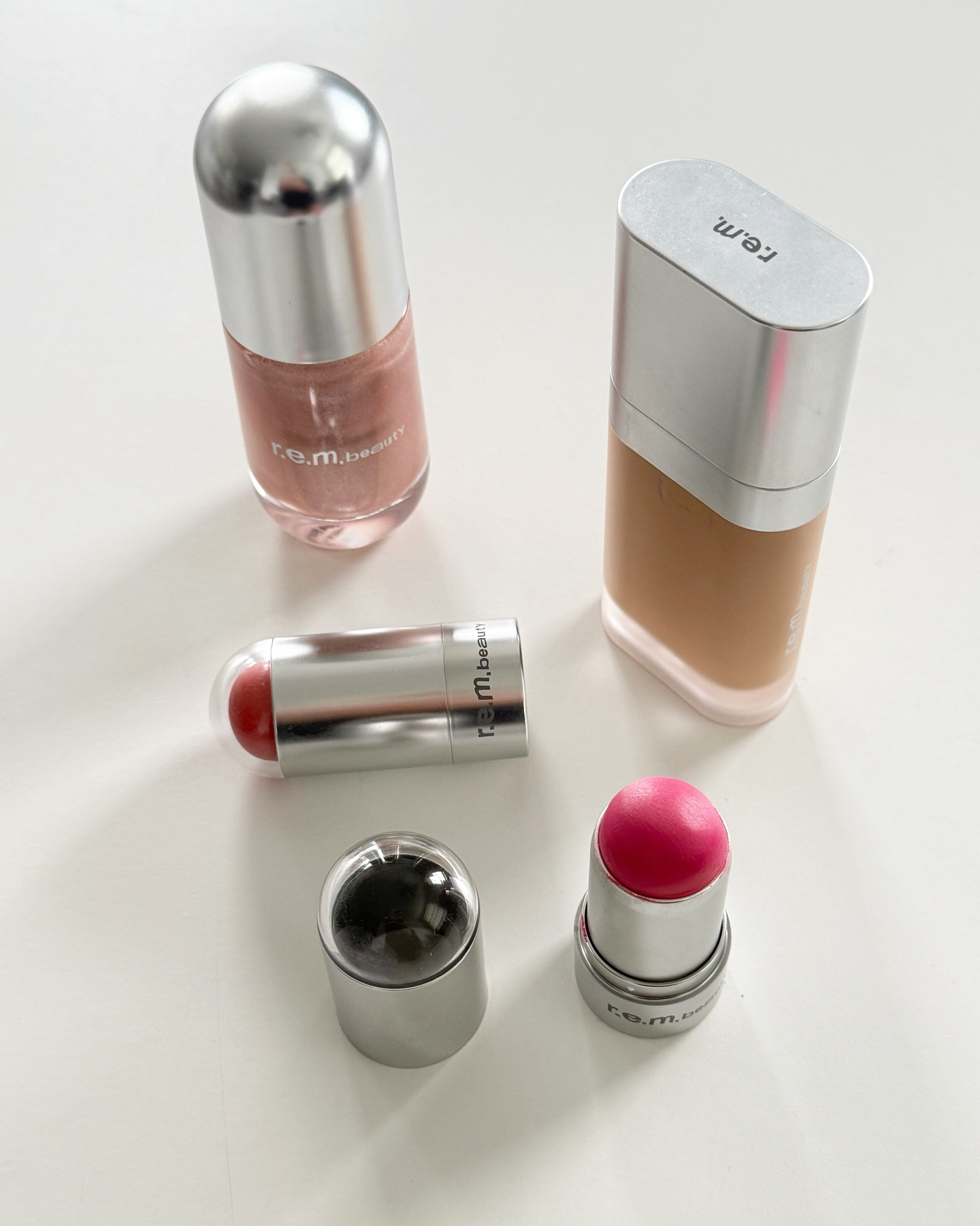 R.E.M. BEAUTY - SWEETENER FOUNDATION