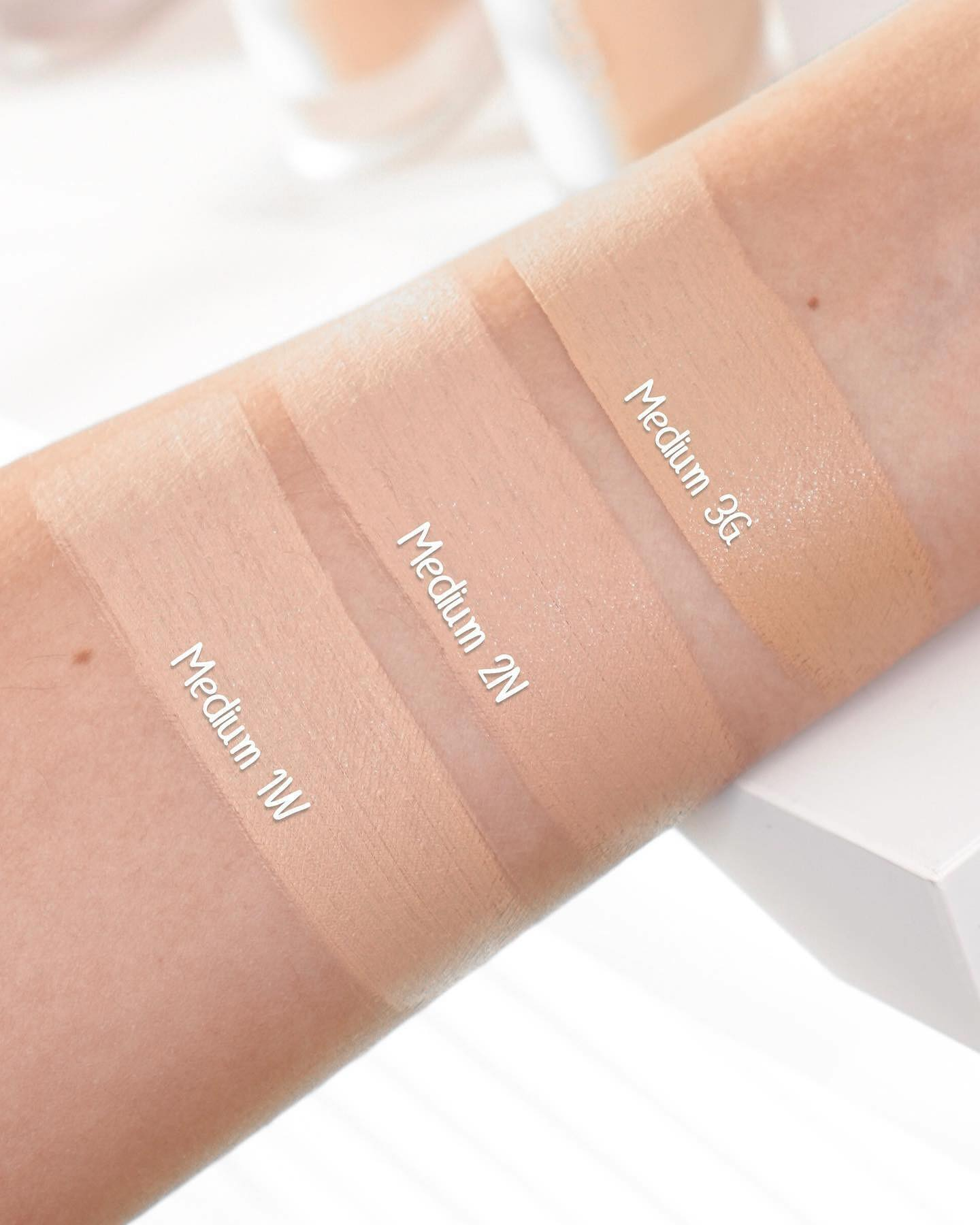 R.E.M. BEAUTY - SWEETENER FOUNDATION