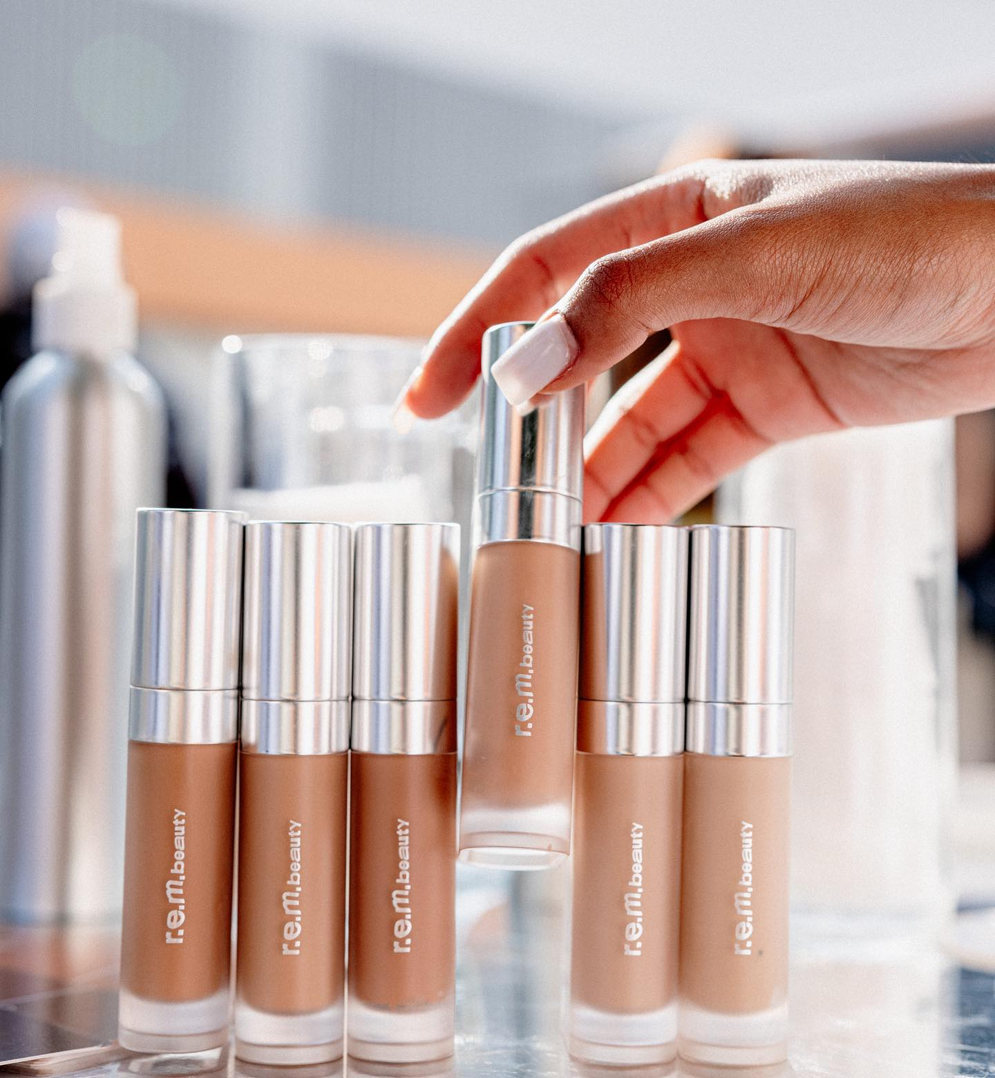 R.E.M. BEAUTY - SWEETENER FOUNDATION