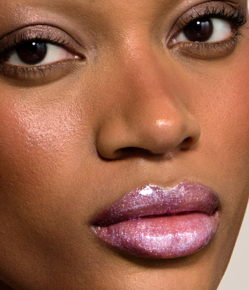 R.E.M. BEAUTY - ON YOUR COLLAR PLUMPING LIP GLOSS