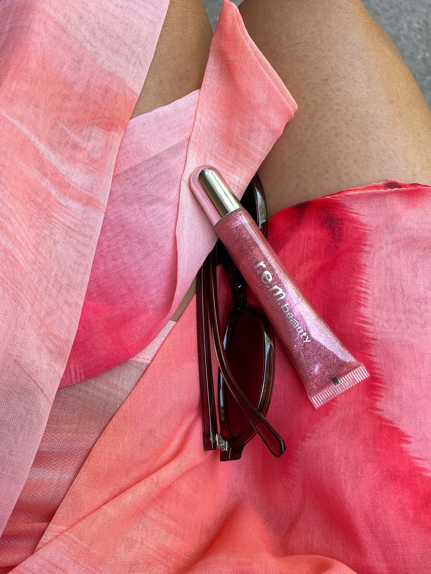 R.E.M. BEAUTY - ON YOUR COLLAR PLUMPING LIP GLOSS