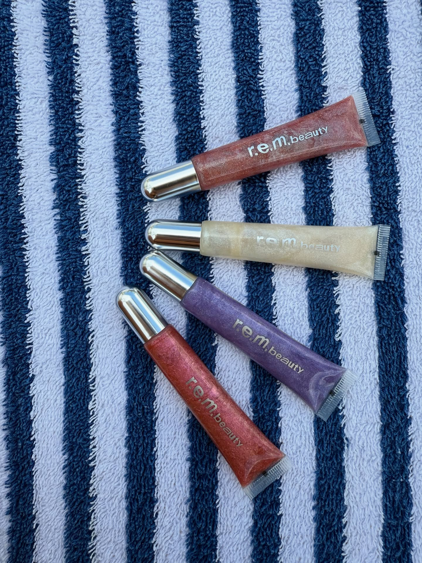 R.E.M. BEAUTY - ON YOUR COLLAR PLUMPING LIP GLOSS