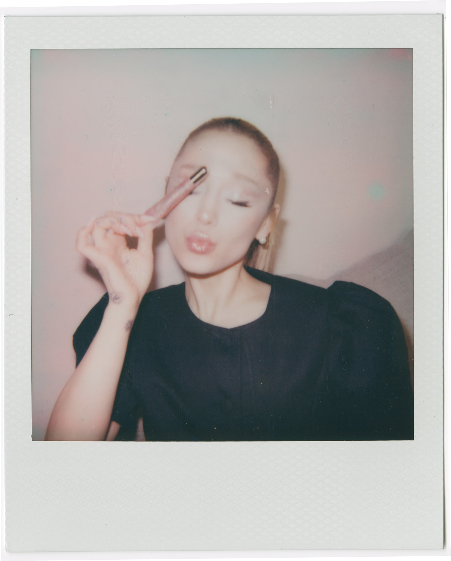 R.E.M. BEAUTY - ON YOUR COLLAR PLUMPING LIP GLOSS